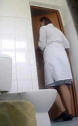 Девушка писает в туалете поликлиники